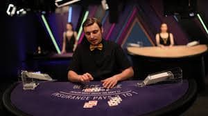 Studio live dealer rajabotak dengan kamera multi-sudut dan dealer profesional